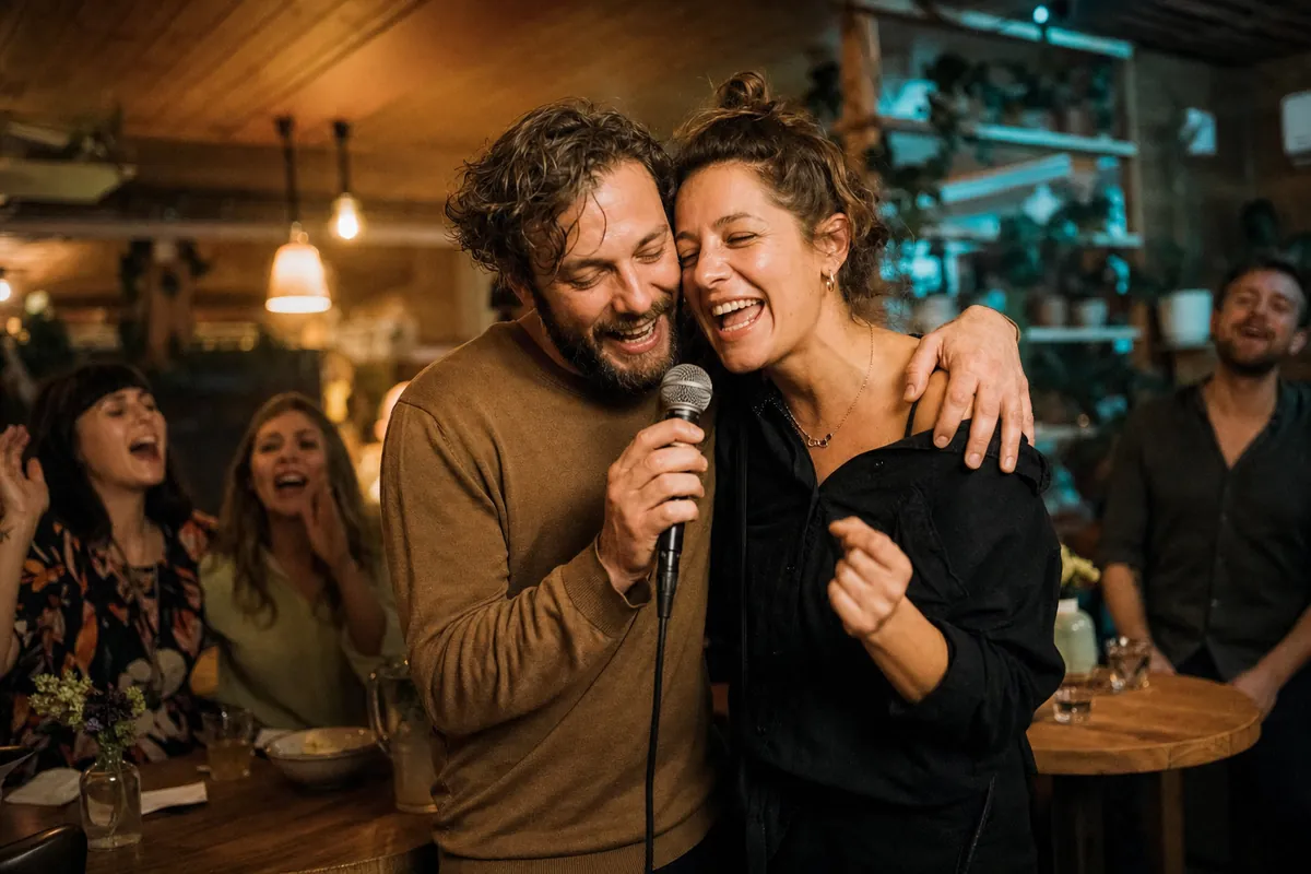 Due amici cantano un duetto durante una serata karaoke